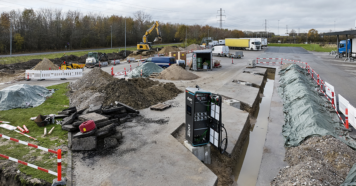 Vy över E.ON Drive Infrastructure Swedens laddplatser utanför Dollarstore i Tånga