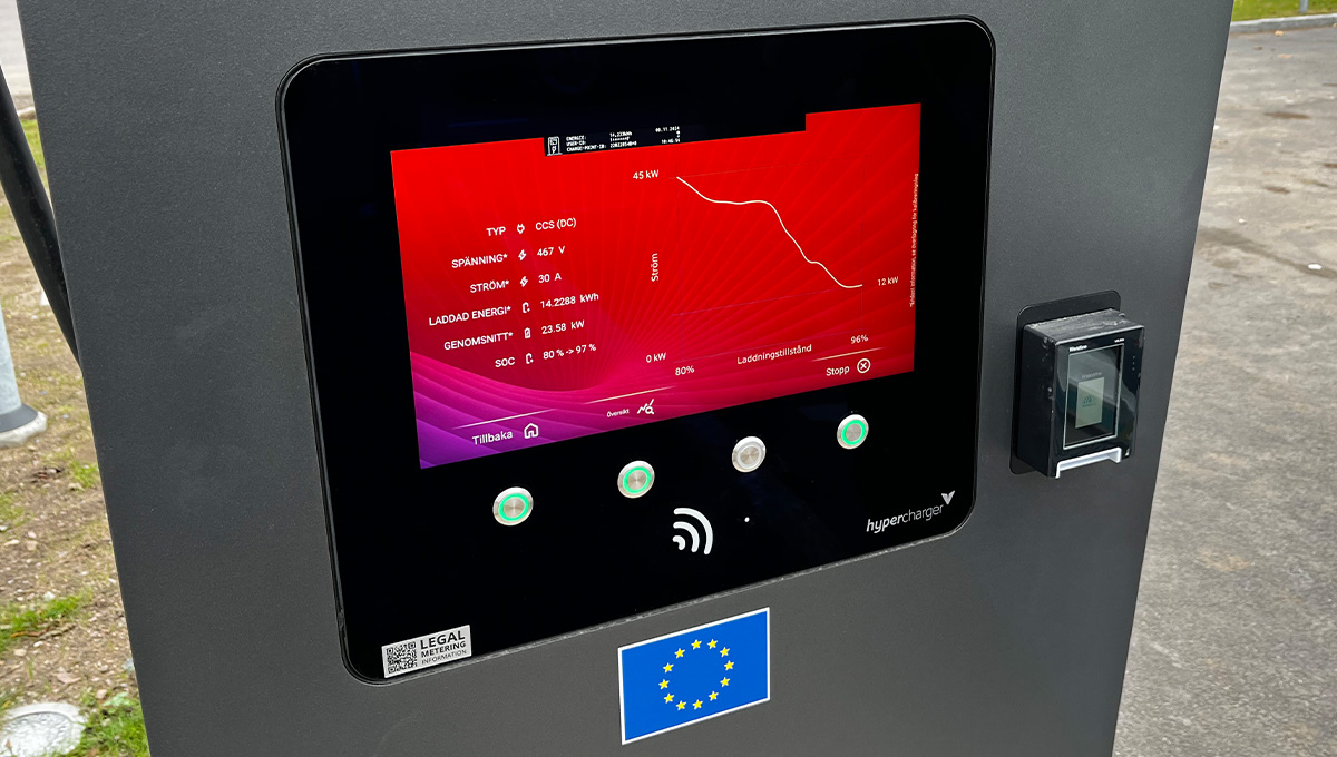 Display och betalfunktion på en av de nya laddstationerna på laddplatsen i Markaryd