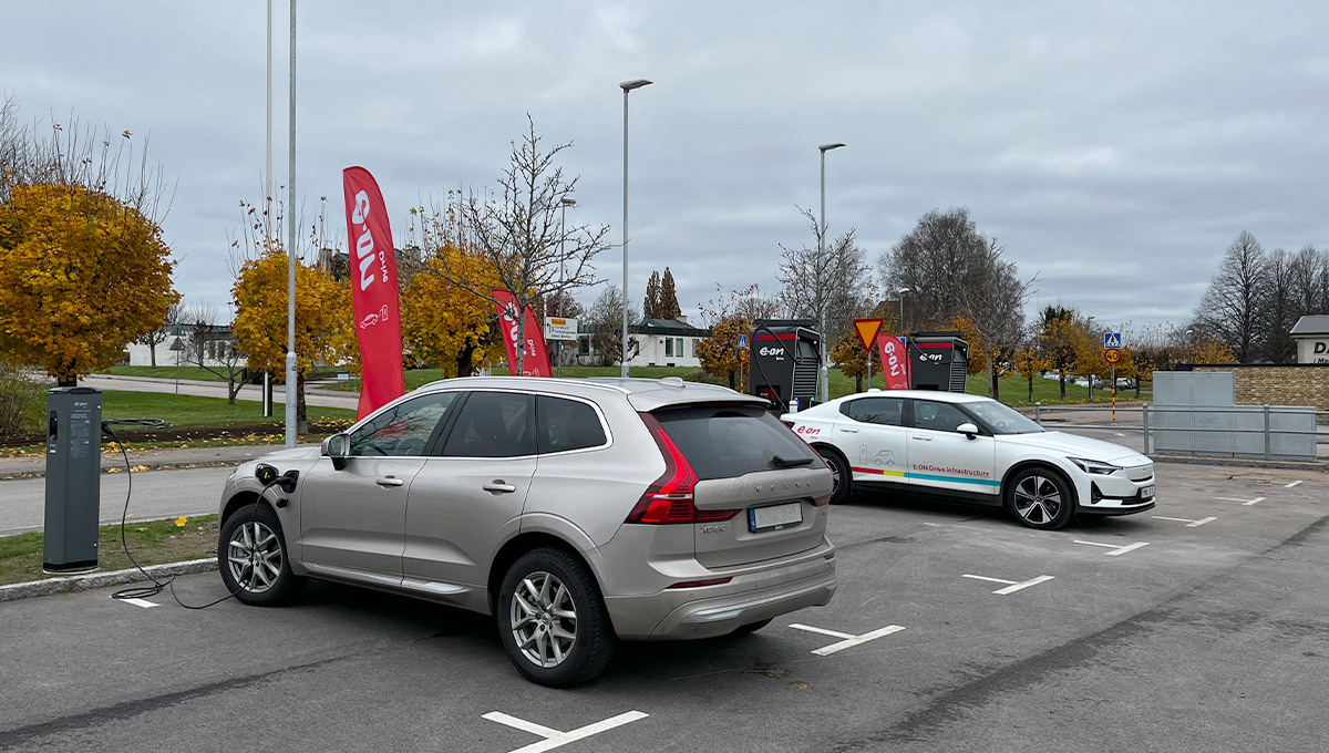 Bilar laddar på nya laddplatsen i Markaryd